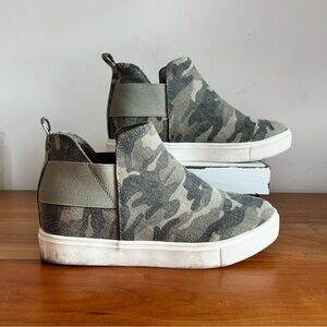 Soda Taylor Green Camo Hidden Wedge Sneakers Shoes Women's Size 7 M
